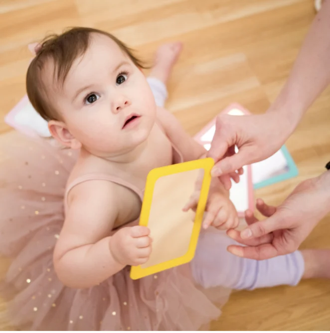 Los espejos de plástico aptos para bebés son una herramienta fantástica para su autorreconocimiento
